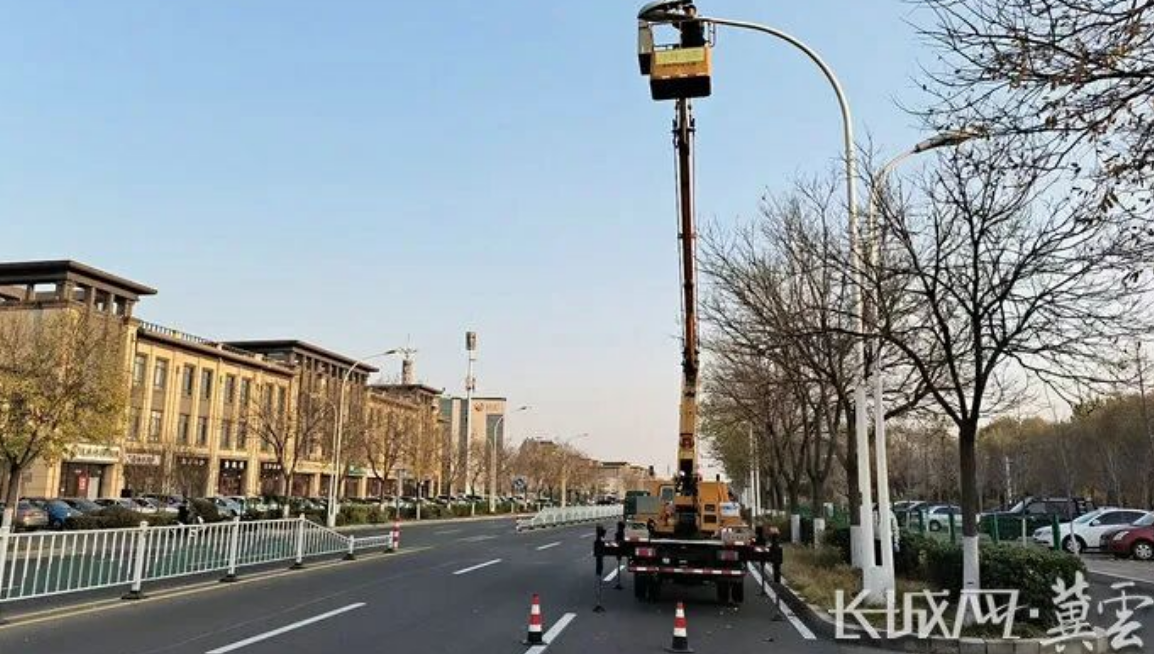 秦皇岛抚宁:“城管路灯人”用坚守点亮夜间暖意